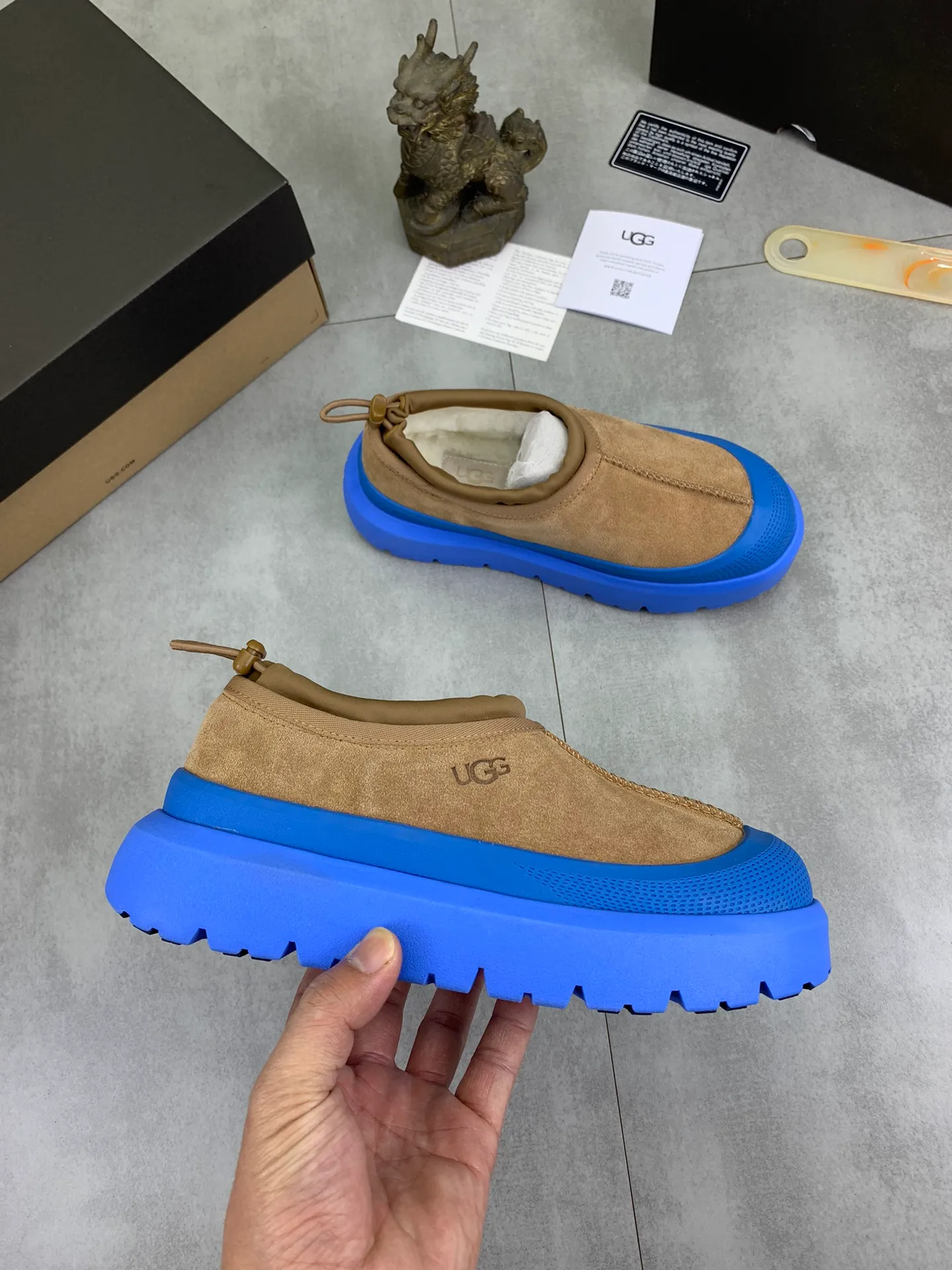 Men's Men's Shoes💰P460 New Couple Style👫 UGG Tasman Weather Hybrid One-second Snow Boots👢 Wang Yibo's same 👏 classic Tasman shoe model is added with a large orange sole, functional color contrast design, environmentally friendly waterproof and snowproof material, which is both fashionable and functional. At the same time, it is paired with the new UGG Keen furry color-blocking jacket. Bright orange and maroon collide to create a new light outdoor style and open up a new travel experience in early autumn! Using the best materials, the 17mm fur integrated surface is warmer and breathable, and the outsole is upgraded to a lightweight and wear-resistant light wing technology outsole! Size: 35-45 for men and women Official website color: 3⃣️ colors available